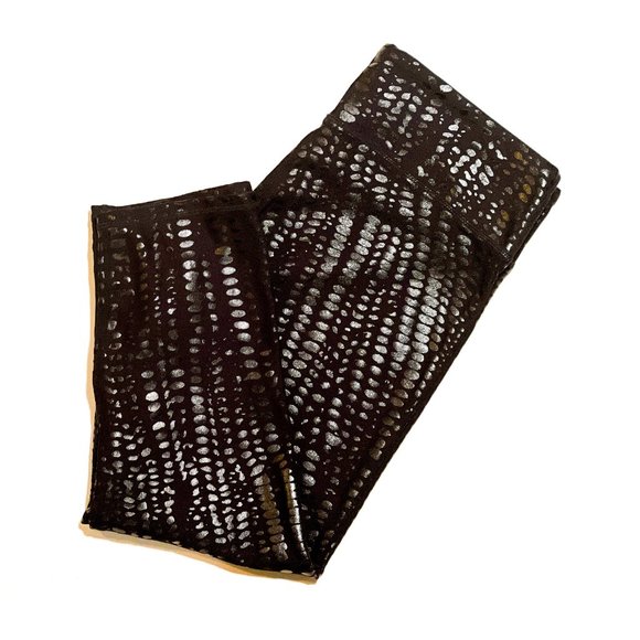 FABLETICS [ Black ]  Animal print Capri - Picture 2 of 3